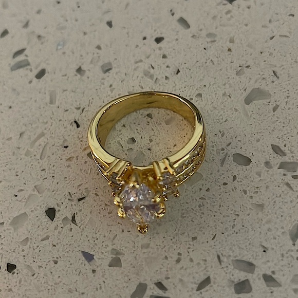 Gorgeous multi carat gold plated faux diamond ring wms sz 8 3/4 ish - Picture 11 of 13